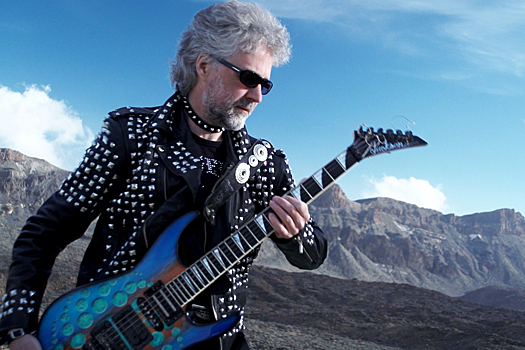 Лидер «Миража» Горбашов признался, зачем ломает на концертах гитары и от кого теряет голову