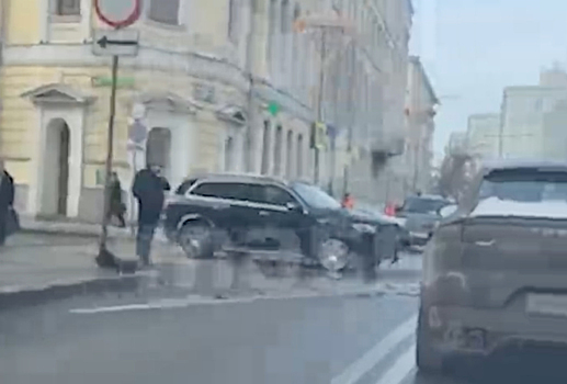 Aurus с российским министром попал в ДТП в центре Москвы