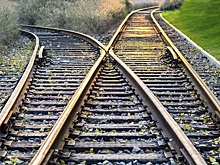 Ползком под вагонами: жителям нескольких улиц в Батайске не дают попасть домой поезда