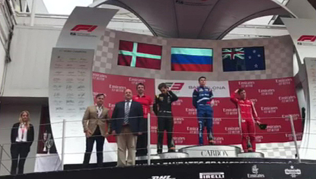 Российский пилот Роберт Шварцман выиграл гонку в Барселоне