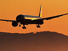 Молния ударила в заходивший на посадку самолет в Сочи