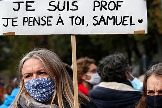 В Париже проходит национальная акция памяти по убитому учителю истории