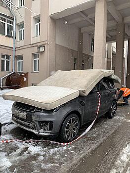 Коммунальщики с матрасами уберегли машину москвича