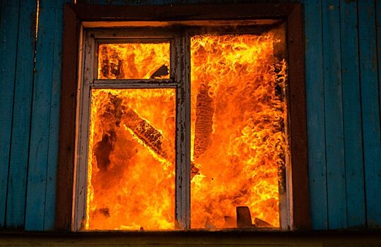 Ночной пожар в деревянном доме в центре Саратова тушили пять расчетов