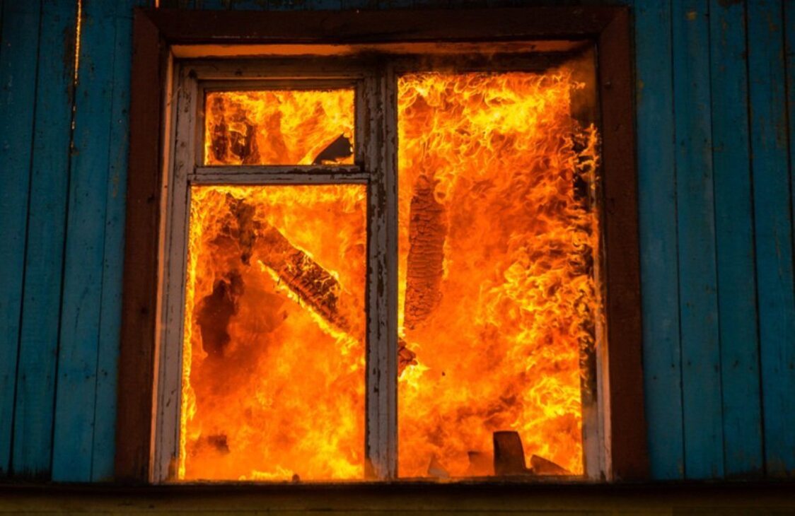 Открытые двери при пожаре. Горящий дом. Горящее окно. Пожар в окне. Огни на окнах дома.