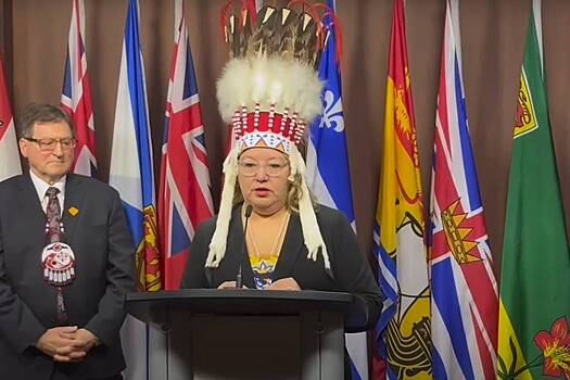 У вождя коренных народов при посадке в самолет отобрали священный головной убор