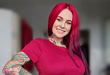 «Самая татуированная доктор в мире» резко ответила всем критикующим ее за фото в бикини