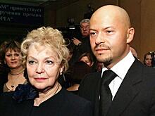 На могилах Ирины Скобцевой и Алены Бондарчук оставляют письма со словами из Святого писания