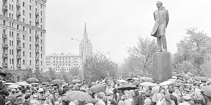 Памятник Михаилу Лермонтову у Красных Ворот отмечает 55-летие