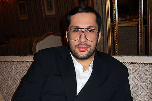 Стилист Алеко Надирян призвал носить мини-юбку с сапогами