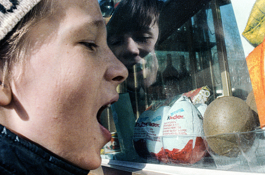 Беспризорник у коммерческого ларька, 1993 год