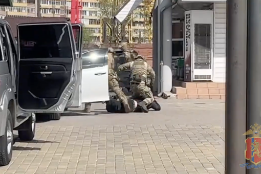 В Красноярском крае оперативники задержали подозреваемых в более чем 100 автоподставах