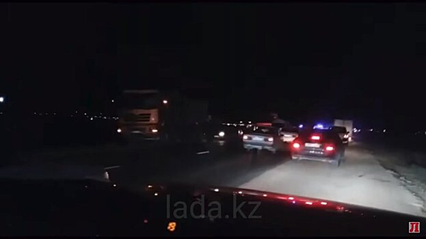 Неуловимый "КамАЗ": полиция Актау смогла остановить грузовик лишь шипами