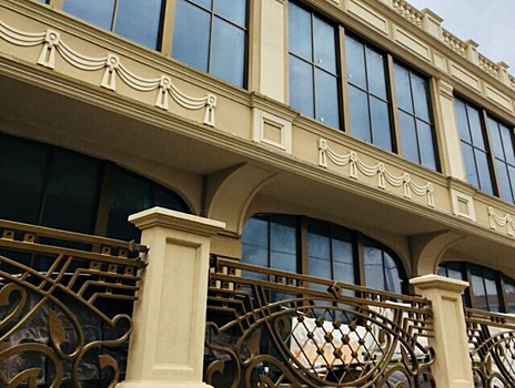 В первый в Самаре пятизвездочный отель завезли мебель