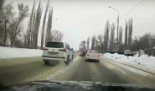 В Воронеже водителя Lexus LX оштрафовали за рискованный обгон на набережной