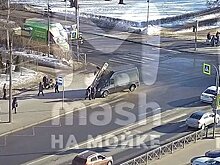 В Петербурге микроавтобус протаранил остановку с людьми и попал на видео