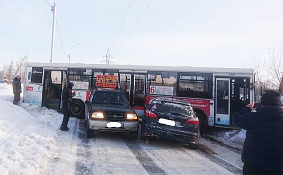 Вставший поперек автобус полностью перекрыл проспект Дзержинского