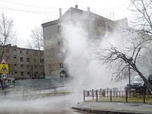 В Красноярске автомобиль провалился в яму с кипятком
