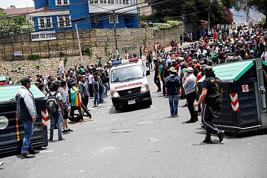 В Боливии при падении автобуса с большой высоты погибли десятки человек