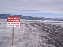 Мотоциклисты впервые проехали по льду между самыми удаленными берегами Байкала