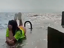 Позировавшую туристку снесло мощной волной