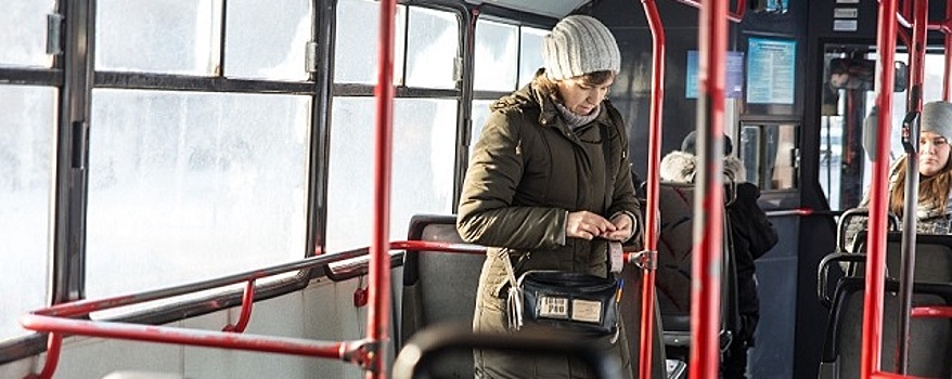 Не хватает кондукторов: в автобусах Пскова введут бесконтактную  оплату