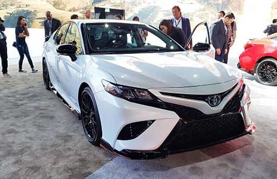 Toyota показала в Нью-Йорке новую Camry c заводским тюнингом от TRD