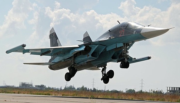 Российский истребитель-бомбардировщик Су-34 садится в аэропорту Латакии в Сирии