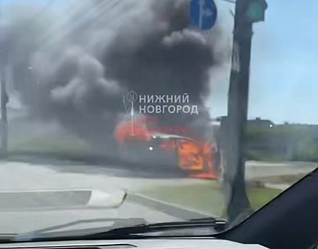 Автомобиль сгорел у гипермаркета в Нижнем Новгороде