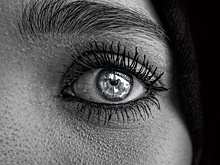 Воспаление и гной: россиянке удалили глаз после неудачной коррекции зрения. Что ей предложили взамен