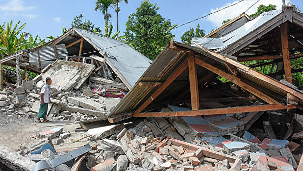 Более 20 человек погибли при землетрясении в Индонезии