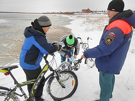 Московские спасатели сняли со льдины реки двух детей