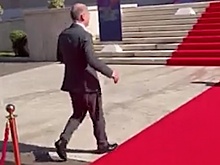 В соцсетях приписали заблудившемуся на красной дорожке Шольцу "синдром Байдена"