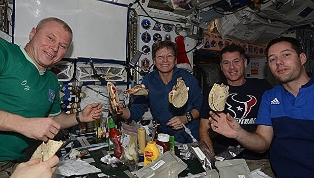 Космонавт Новицкий показал быт на МКС через Instagram