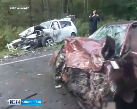 Опубликовано видео с места лобового столкновения двух иномарок с пострадавшими под Светлым