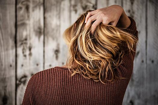 Трихолог назвала способы замедлить выпадение волос от стресса
