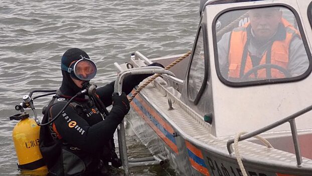 В МЧС подтвердили пропажу двух человек при затоплении лодки под Астраханью