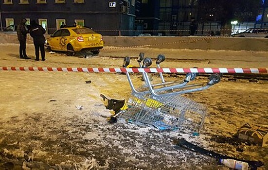 В центре Москвы водитель сбил троих рабочих