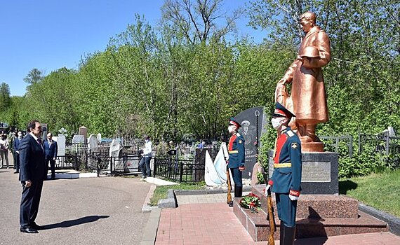 Рустам Минниханов открыл памятник Советскому солдату в Казани