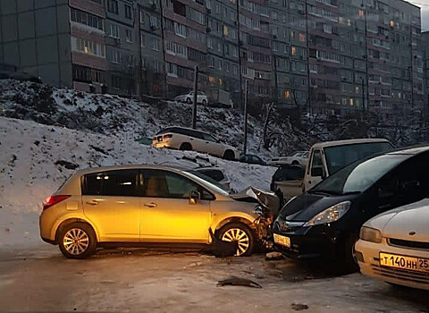 Массовое ДТП произошло на обледеневшем спуске во Владивостоке
