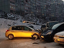 Массовое ДТП произошло на обледеневшем спуске во Владивостоке
