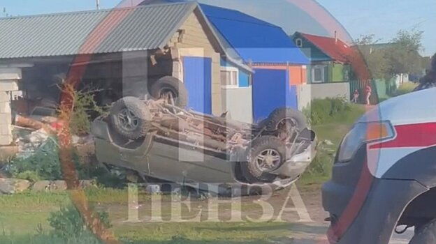 В Сердобске внедорожник снес стену гаража и перевернулся