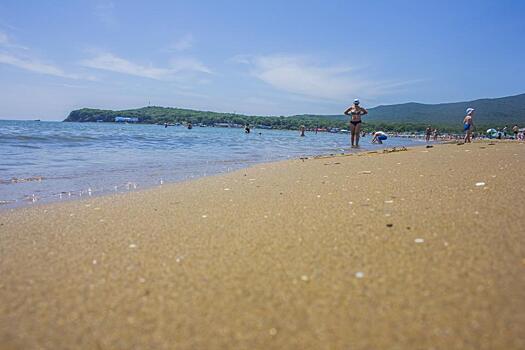 «И это всего две недели жары»: ситуацию на популярном пляже Приморья сняли на видео