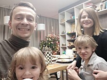 Звезда сериала «След» нарядил елку с женой, дочерью и особенным сыном