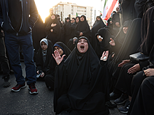 Скорбящие по Хаменеи иранцы направились к центру Тегерана