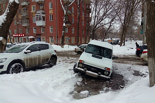 «Как же он выплывет?»: на Елизарова — Свободы машина провалилась в лужу