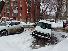 «Как же он выплывет?»: на Елизарова — Свободы машина провалилась в лужу