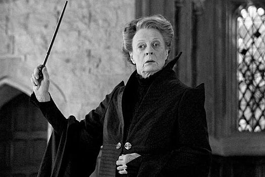 Фанаты «Гарри Поттера» почтили память Мэгги Смит, массово подняв палочки вверх