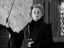 Фанаты «Гарри Поттера» почтили память Мэгги Смит, массово подняв палочки вверх