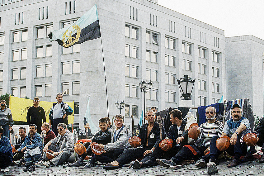 Из-за забастовок рабочих останавливались целые отрасли экономики. Часто людям не платили зарплату по несколько месяцев подряд. Забастовка шахтёров, прибывших из Воркуты, с требованием выплаты зарплаты. Бастующие шахтёры у Белого Дома, 1998 год